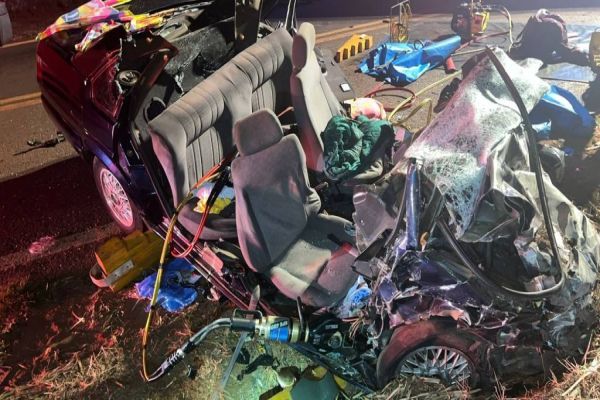 Colisão frontal entre dois veículos deixa três mortos e uma criança em estado grave na PR-464