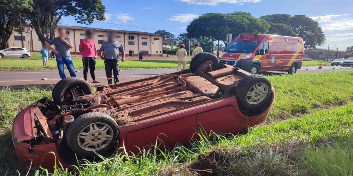 Mulher fica ferida após carro capotar em acidente na BR-467, em Cascavel