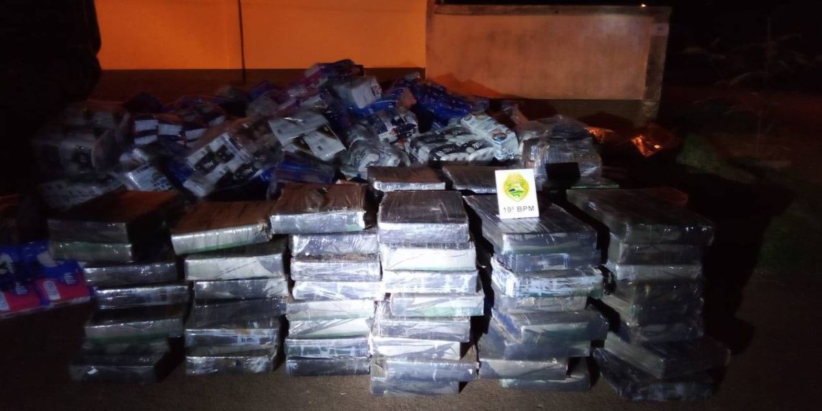 Policiais Militares apreendem mais de três toneladas de maconha em dois caminhões