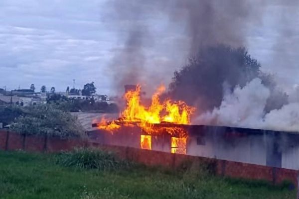 Incêndio destrói casa de madeira no bairro Esmeralda em Cascavel
