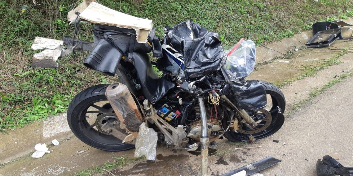 Motociclista de 27 anos morre na hora após colisão frontal com caminhão na BR-153 no Paraná