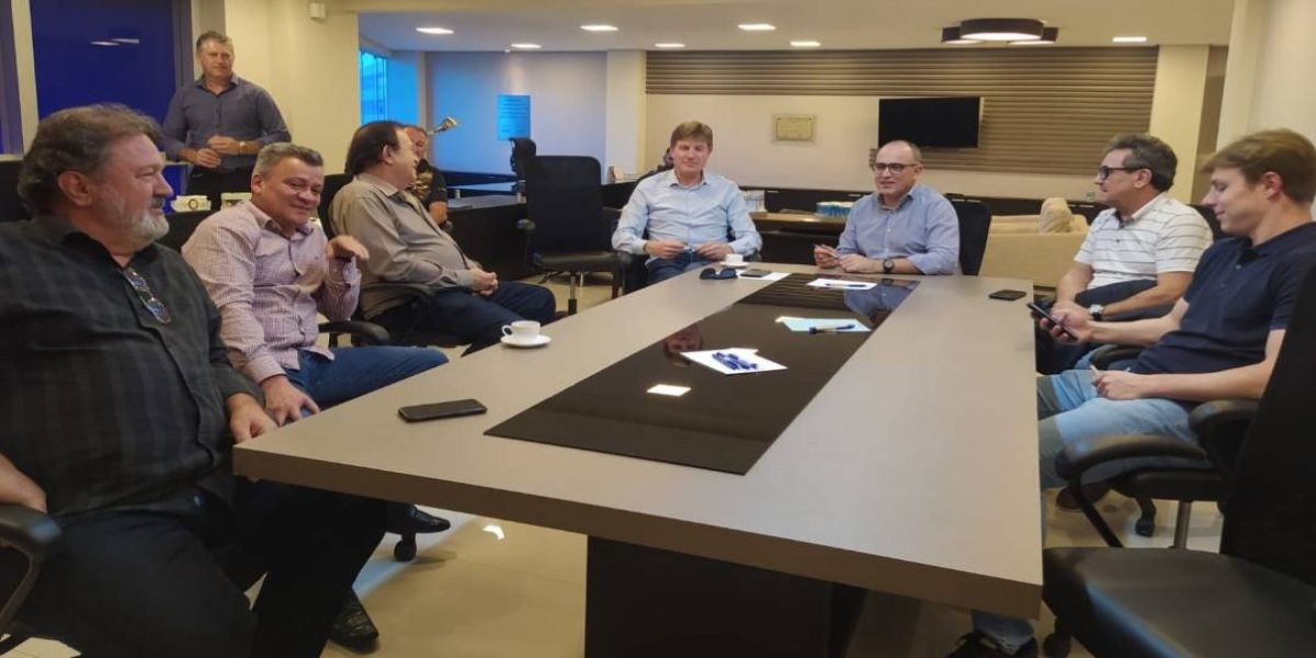 Deputado Nelsinho Padovani compartilha realizações e compromissos com a Acic em encontro na entidade