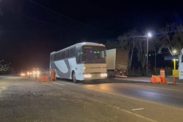 Imagem referente a notícia: Operação conjunta resulta na apreensão de ônibus e veículos com contrabando na BR-369
