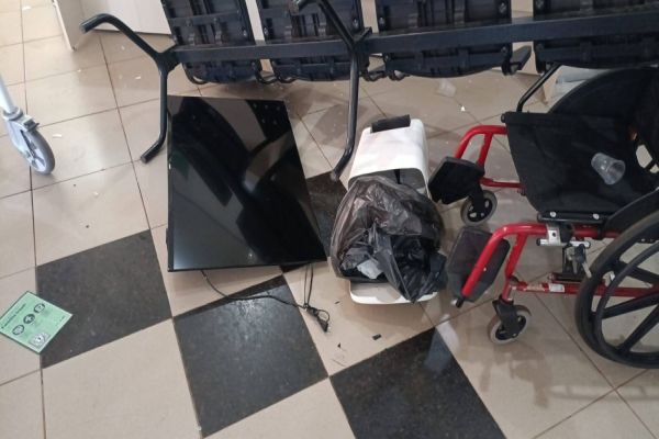 Cansado de esperar: Homem revoltado causa destruição na UPA Tancredo e é detido pela PM e GM