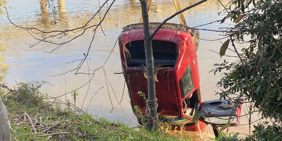 Carro com quatro pessoas dentro é encontrado submerso no Rio Iguaçu em União da Vitória