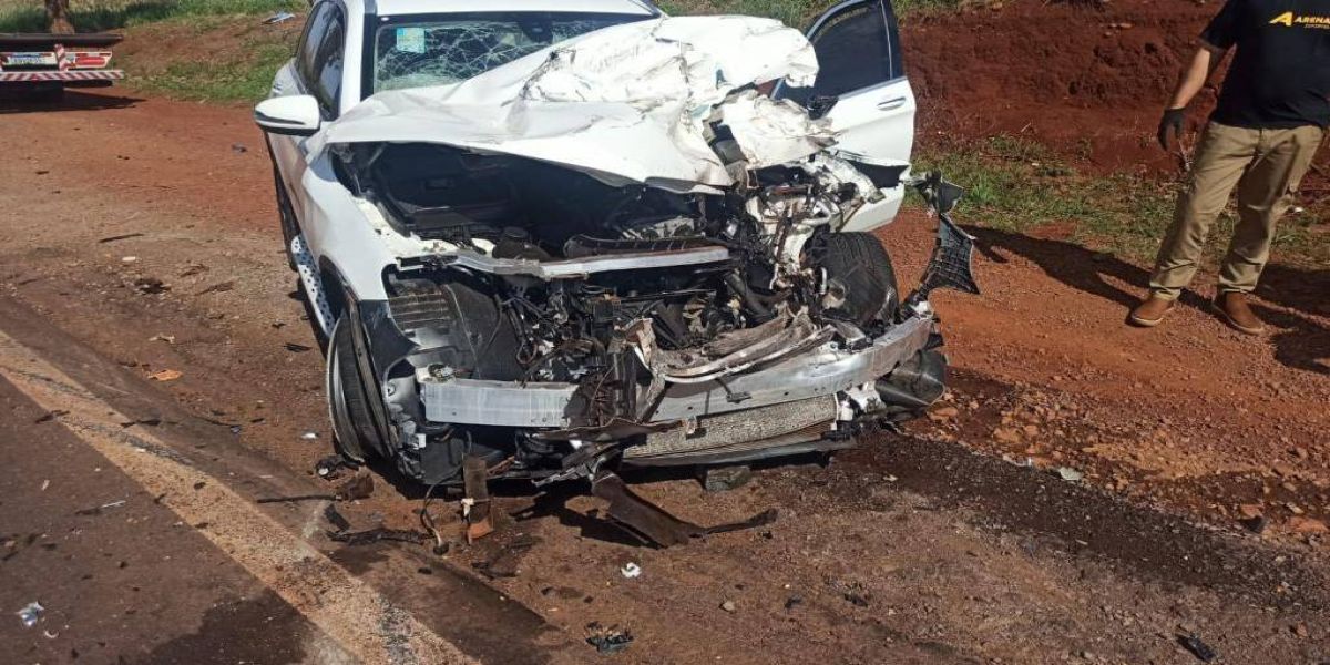 Carro de luxo de Palotina fica com frente destruída após colisão com caminhão na PR-182