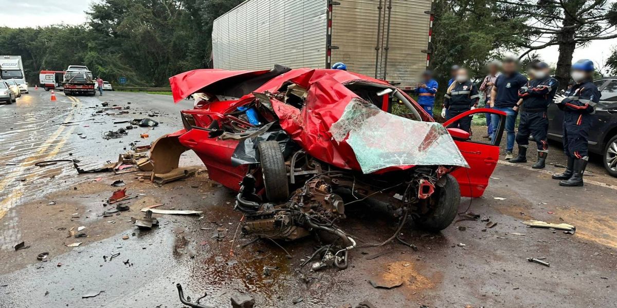Duas pessoas morrem em colisão frontal entre carro e caminhão na BR-277 em Virmond