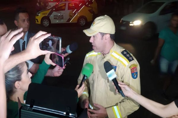 Imagem referente a notícia: Explosão em Cooperativa: Corpo de Bombeiros intensificam buscas nas estruturas colapsaram