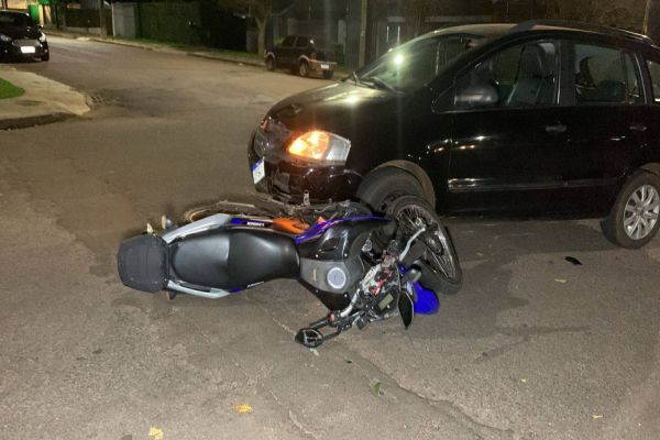 Motociclista 28 anos fica ferido após colisão na Rua Fortaleza, em Cascavel