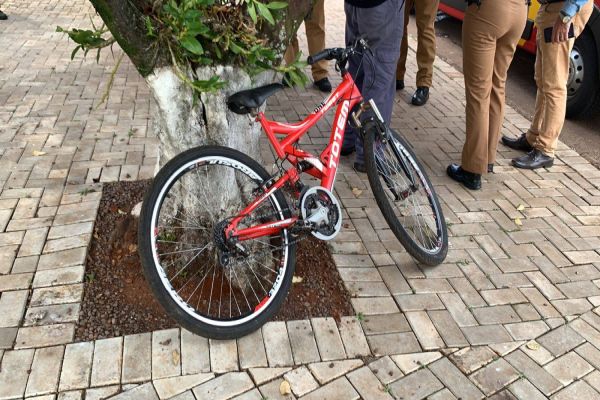 Imagem referente a notícia: Ciclista fica em estado grave após violenta colisão no Bairro Brasília