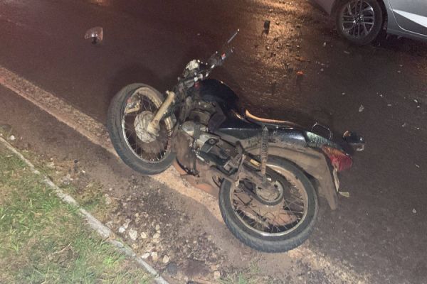 Imagem referente a notícia: Motociclista fica ferido após colisão na Avenida Estados Unidos em Cascavel