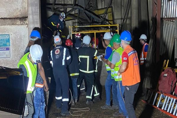 Imagem referente a notícia: Tragédia em cooperativa de Palotina: Explosão destrói estrutura e deixa mortos e desaparecidos