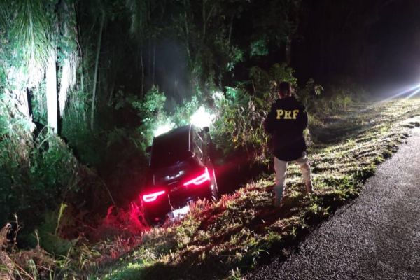 Imagem referente a notícia: PRF apreende 265,5 kg de maconha e 500 maços de cigarro em abordagem na BR-277