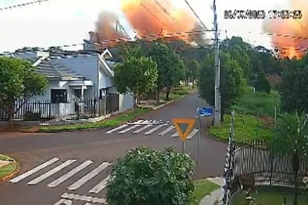 Imagem referente a notícia: Câmeras de Segurança registraram momento impactante da explosão na cooperativa em Palotina
