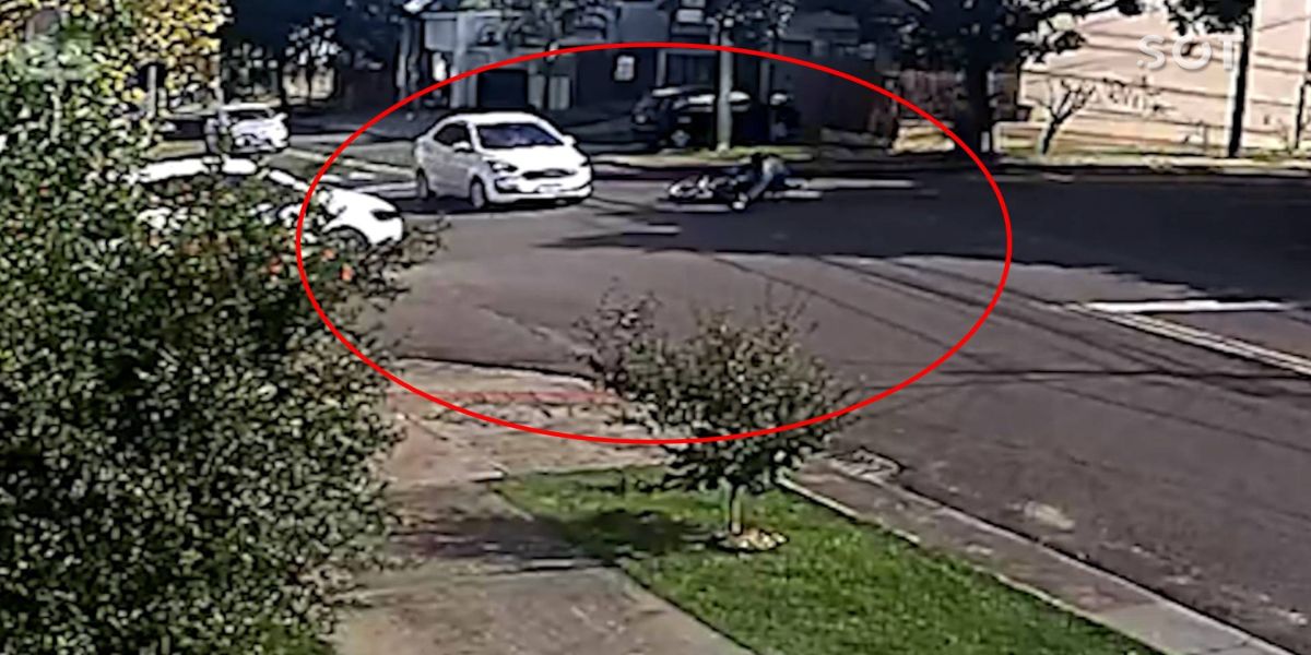 Motociclista fica ferido em colisão no Bairro Coqueiral; Câmera de segurança flagrou a batida