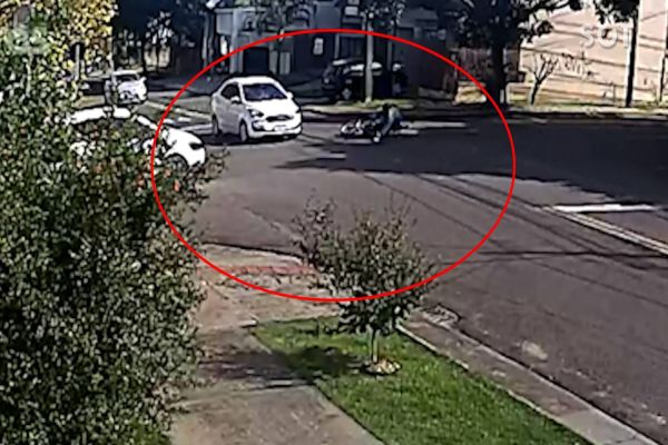 Imagem referente a notícia: Motociclista fica ferido em colisão no Bairro Coqueiral; Câmera de segurança flagrou a batida