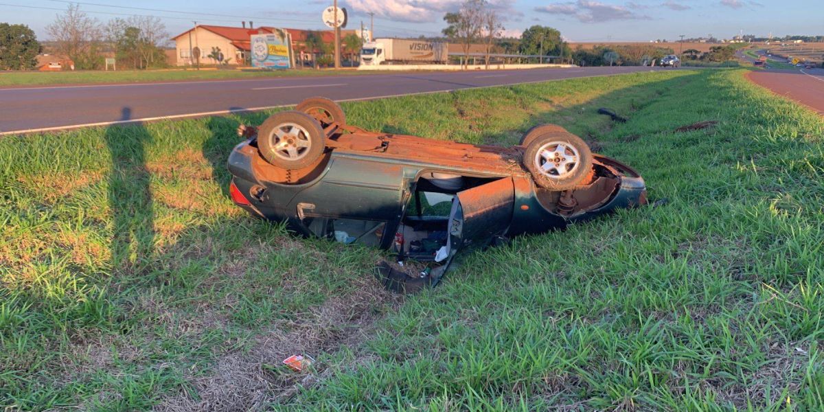 Condutor ferido após grave capotamento na BR-467 entre Cascavel e Toledo