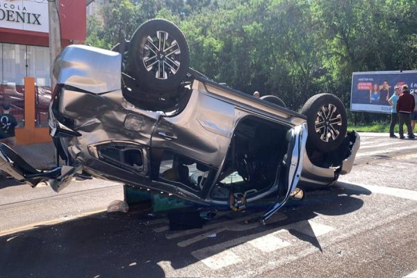 Duas pessoas ficam feridas após colisão entre três veículos no bairro Country