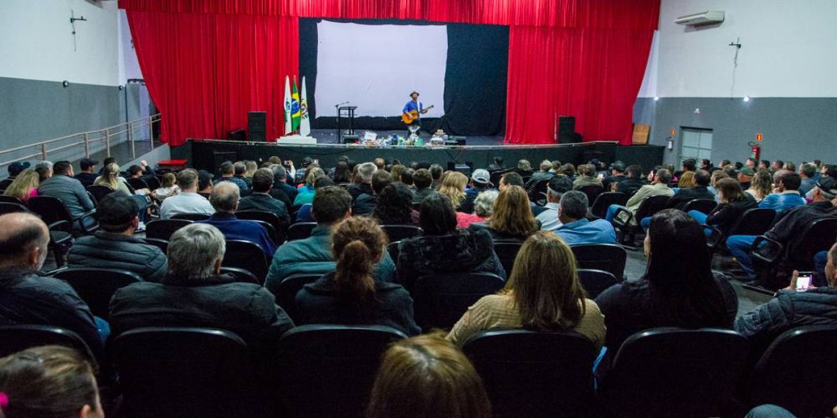 Show de humor e homenagens marcam celebração ao Dia do Agricultor em Corbélia