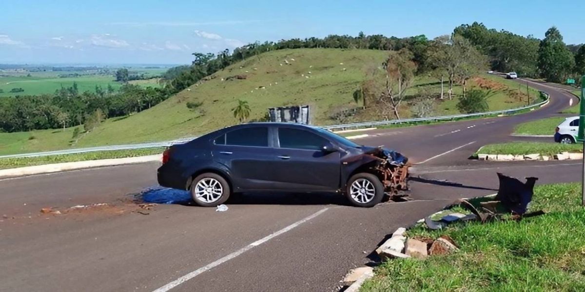 Caminhão carregado com leite se envolve em acidente com carro na PR-180 em Boa Vista da Aparecida
