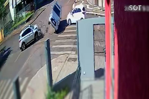 Imagem referente a notícia: Capotamento é flagrado por câmera de segurança na Rua Londrina; Duas pessoas ficam feridas