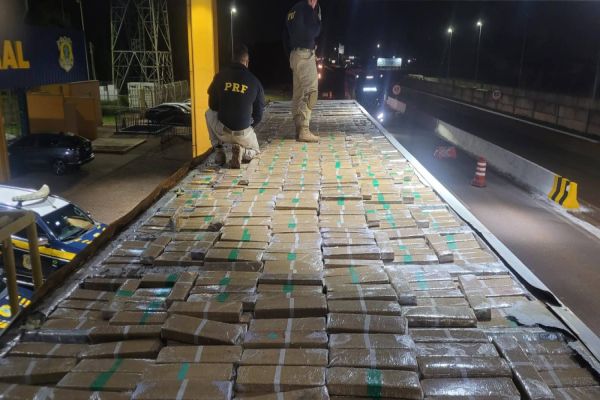 Imagem referente a notícia: Polícia Rodoviária Federal realiza grande apreensão de maconha na BR-277 em Cascavel
