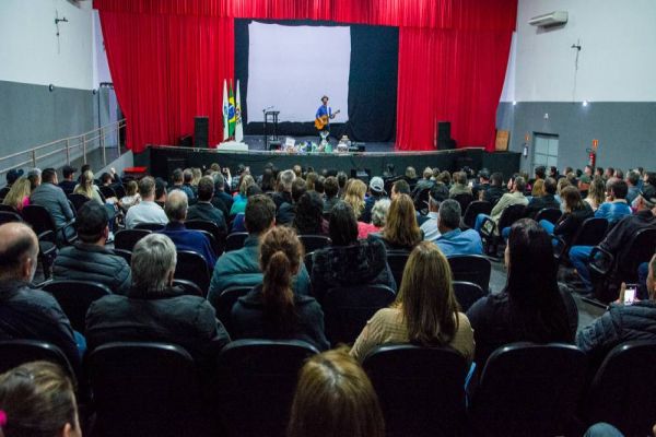 Show de humor e homenagens marcam celebração ao Dia do Agricultor em Corbélia