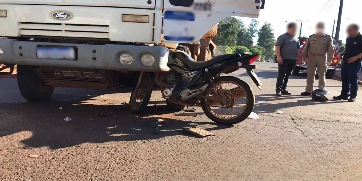 Motociclista fratura as duas pernas após forte colisão na Rua do Cowboy
