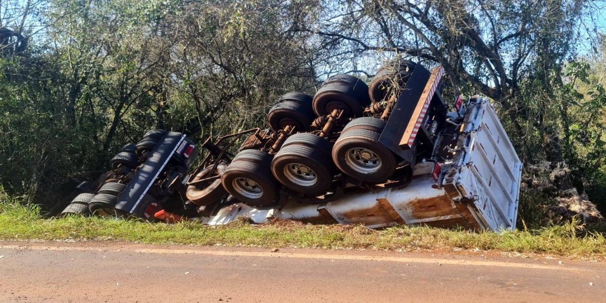 Caminhão sai da pista e tomba na PR-581 em Tupãssi