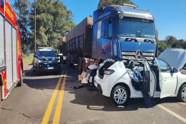 Imagem referente a notícia: Acidente grave na BR-369 em Mamborê deixa uma vítima presa nas ferragens