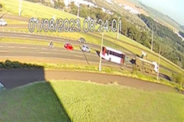 Câmera de monitoramento registra colisão de trânsito na rodovia BR-467, em Cascavel