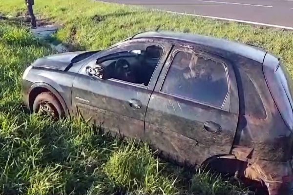 Capotamento registrado na BR-467 em Cascavel: Motorista fica ferida após ser fechada por caminhão