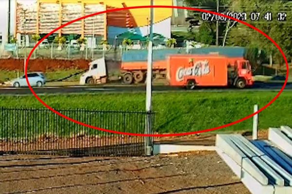Imagem referente a notícia: Caminhão sai da pista para evita engavetamento em BR-277 em Cascavel