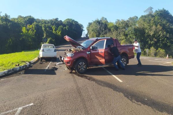 Forte colisão entre carros é registrado na PR-180, no trevo de acesso a Boa Vista da Aparecida