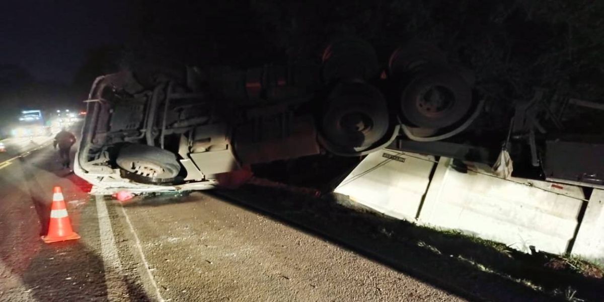 Tombamento de caminhão carregado de soja na BR-277 em Nova Laranjeiras