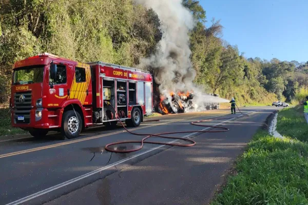 Foto relacionada a notícia: Motorista escapa Ileso de Incêndio em carreta na BR-277 em Laranjeiras do Sul