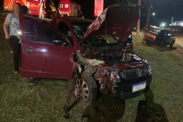 Imagem referente a notícia: Carro sai da pista, Santana reduz para ajudar e é atingido por Montana na BR-277 em Cascavel
