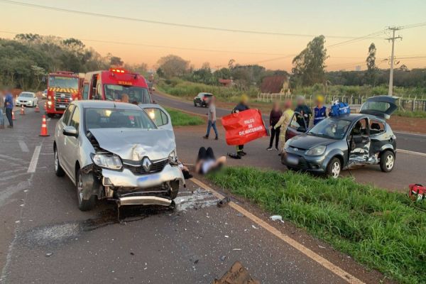 Imagem referente a notícia: Cinco pessoas ficam feridas após forte colisão entre carros na BR-467 em Cascavel