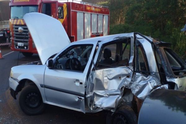 Colisão envolvendo ônibus e dois veículos na BR-369, deixa quatro pessoas feridas