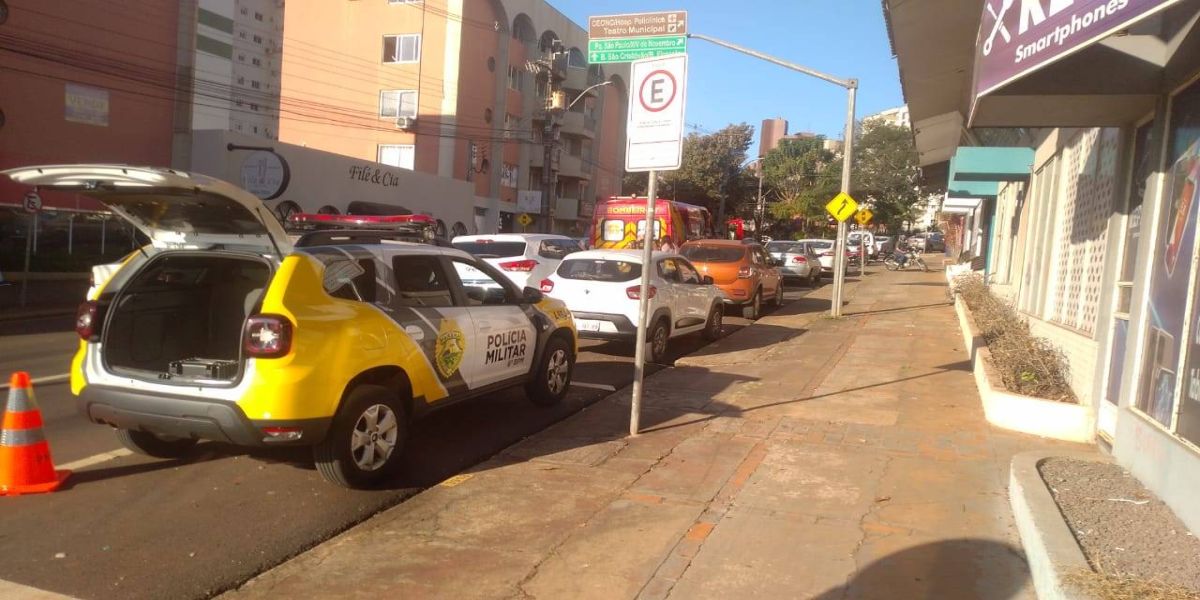 Motociclista de 32 anos fica ferido após forte colisão na Rua Recife