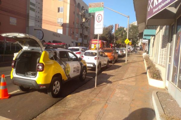 Motociclista de 32 anos fica ferido após forte colisão na Rua Recife