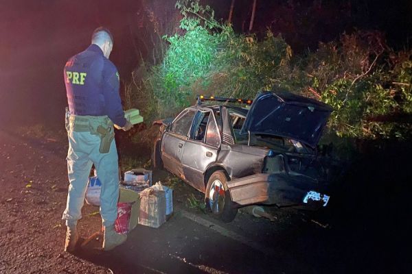 Monza carregado com maconha capota na BR-277 no oeste do Paraná