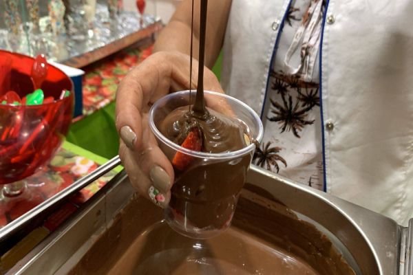Imagem referente a notícia: Festa do Morango retorna em grande estilo a Cascavel após três anos de ausência
