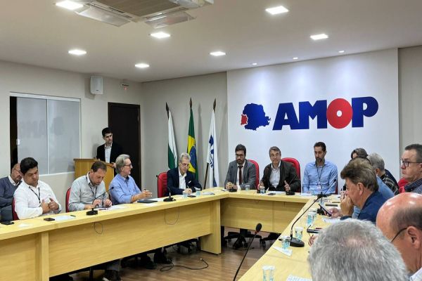 Programa Oeste em Desenvolvimento é recebido pela AMOP em reunião de trabalho