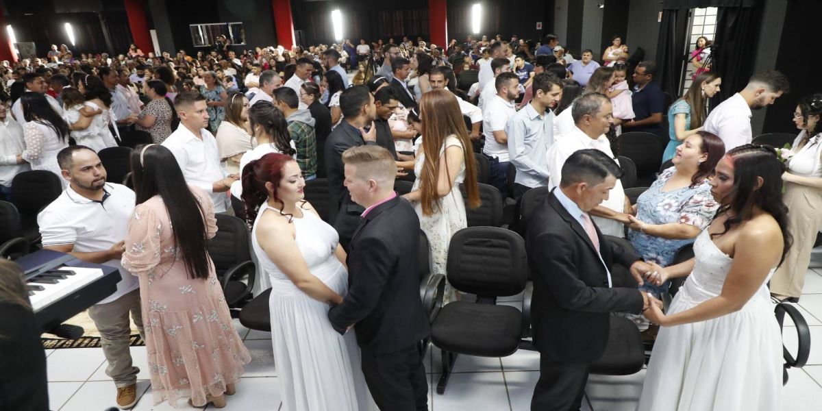 Casamento coletivo celebra união de 103 casais em Cascavel