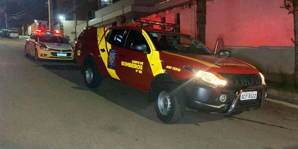 Jovem cai de moto após fugir de abordagem policial e acaba detido no centro de Cascavel