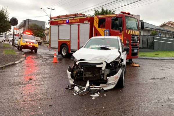 Imagem referente a notícia: Grave acidente de trânsito deixa duas pessoas feridas no Jardim Nova York
