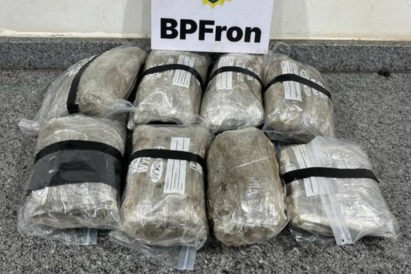 Imagem referente a notícia: Mulher é detida pelo BPFron com mais de 2,7 kg de Skunk em ônibus na BR-277