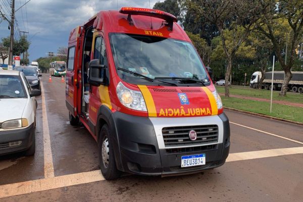 Imagem referente a notícia: Motociclista de 42 anos fratura no pé após colisão com carro na Avenida Brasil