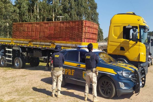 Imagem referente a notícia: PRF apreende caminhão com suspensão totalmente irregular no Paraná